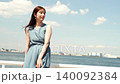 一位神采奕奕的成年女性正在感受初夏的微風。 140092384