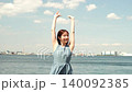 一位神采奕奕的成年女性正在感受初夏的微風。 140092385