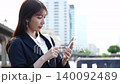 聽到好消息，職業婦女露出了笑容。 140092489