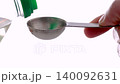 Pour the liquid seasoning into the measuring spoon. 140092631