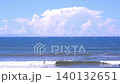 夏日大海與衝浪者－衝浪者在海灘上享受衝浪的夏日景象。 140132651