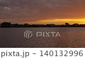 河川に日が沈む夕方の風景 140132996