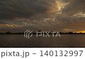 河川に日が沈む夕方の風景 140132997