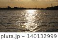 河川に日が沈む夕方の風景 140132999