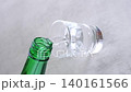 韓國燒酒 - 將冰鎮韓國燒酒（韓國傳統蒸餾酒）倒入玻璃杯中 140161566