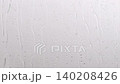 窓についた雨粒が流れ落ちる様子 140208426