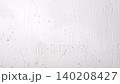 窓についた雨粒が流れ落ちる様子 140208427