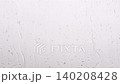 窓についた雨粒が流れ落ちる様子 140208428