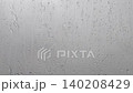 窓についた雨粒が流れ落ちる様子 140208429