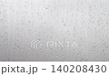 窓についた雨粒が流れ落ちる様子 140208430