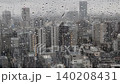 窓についた雨粒が流れ落ちる様子 140208431