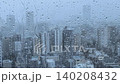 窓についた雨粒が流れ落ちる様子 140208432