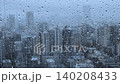 窓についた雨粒が流れ落ちる様子 140208433