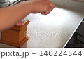 用咖啡研磨機研磨咖啡豆的場景。 140224544