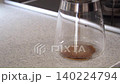 開始滴漏咖啡沖泡過程。 140224794