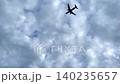 街並みから海へ向けて離陸する飛行機 140235657