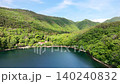 初夏の爽やかな山々と湖を上空から捉えた大自然の空撮風景 140240832