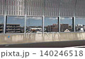 從高速公路隔音屏障上方俯瞰城市景觀 140246518