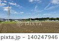 在神奈川縣海老名市，水稻插秧季節，一座輸電塔矗立在稻田和藍天的襯托下。 140247946