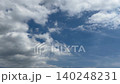 初夏的白雲鋪滿了蔚藍的天空。 140248231