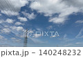 藍天白雲，高聳的輸電塔。 140248232