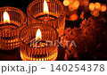 寧靜祥和的夜晚空間，燭光搖曳，點綴著乾燥花（中距離，左側） 140254378