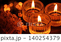 寧靜祥和的夜晚空間，燭光搖曳，點綴著乾燥花（中距離，右側）。 140254379