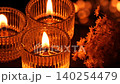 寧靜祥和的夜晚空間，燭光搖曳，點綴著乾燥花（左圖特寫） 140254479