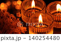 寧靜祥和的夜晚空間，燭光搖曳，點綴著乾燥花（右圖特寫） 140254480