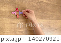 一個孩子的手按照自己制定的規則整理第四個夾子，從對角俯視的角度拍攝，4K 無聲影片。 140270921