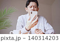 老眼でスマホの画面が見にくいミドル男性 老眼でスマホの画面が見にくいミドル男性 140314203