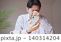 老眼でスマホの画面が見にくいミドル男性 老眼でスマホの画面が見にくいミドル男性 140314204