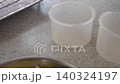 將醃製蔬菜分成小份，放入專用容器中的過程。 140324197