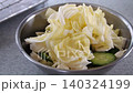 用鹽醃製蔬菜的過程。 140324199