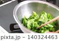 炒蕪菁葉的過程。 140324463