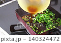 蕪菁葉拌飯料的調味過程。 140324472