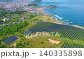 從空中俯瞰北海道室蘭市的伊坦基山，可以看到遍布山坡的太陽能板，俯瞰太平洋、城市和工業區。 140335898