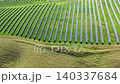 北海道室蘭市，一座小山上安裝了太陽能板，可以俯瞰江戶半島、室蘭港、雙凌山和日本製鐵工廠（空拍圖）。 140337684