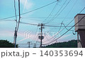 傍晚的天空和從電線桿上延伸出來的許多電線 140353694