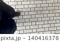 黒いスニーカーで屋内のタイル床を歩く一人称視点映像 140416378
