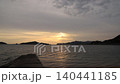 夕陽沉入平靜的瀨戶內海，波光粼粼的陽光美麗地倒映在水面上。 140441185