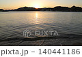 夕陽沉入平靜的瀨戶內海，波光粼粼的陽光美麗地倒映在水面上。 140441186