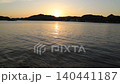 夕陽沉入平靜的瀨戶內海，波光粼粼的陽光美麗地倒映在水面上。 140441187