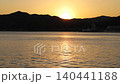 夕陽沉入平靜的瀨戶內海，波光粼粼的陽光美麗地倒映在水面上。 140441188