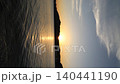 夕陽沉入平靜的瀨戶內海，波光粼粼的陽光美麗地倒映在水面上。 140441190