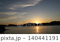 夕陽沉入平靜的瀨戶內海，波光粼粼的陽光美麗地倒映在水面上。 140441191