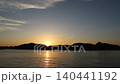 夕陽沉入平靜的瀨戶內海，波光粼粼的陽光美麗地倒映在水面上。 140441192