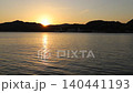 夕陽沉入平靜的瀨戶內海，波光粼粼的陽光美麗地倒映在水面上。 140441193