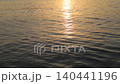 夕陽沉入平靜的瀨戶內海，波光粼粼的陽光美麗地倒映在水面上。 140441196
