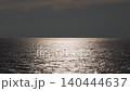 [4K] 極具戲劇性的多功能背景素材，以金色的大海和漁船的輪廓為特色。 140444637